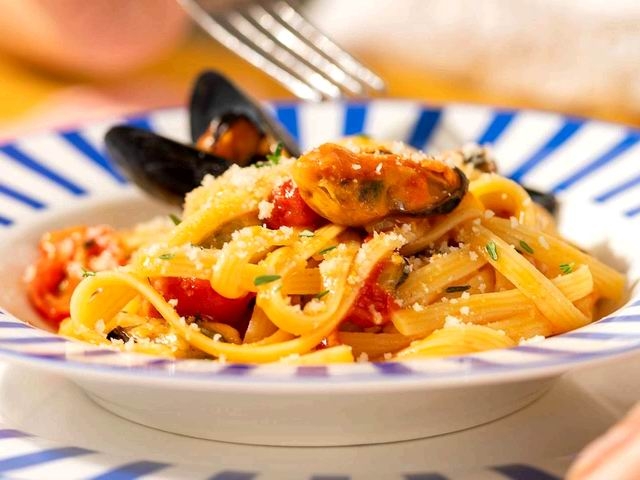 DA VOIELLO LINGUINE RIGATE CON COZZE E PECORINO