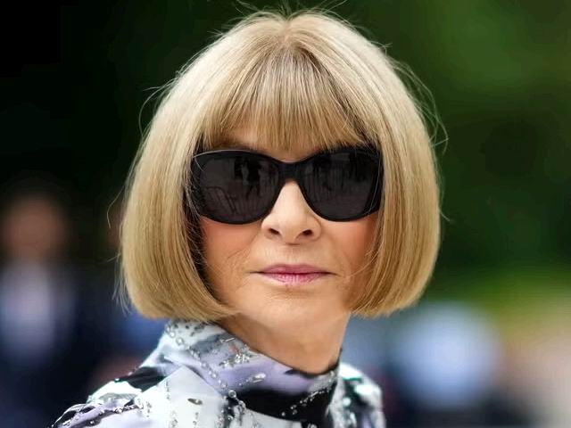 ANNA WINTOUR, STORICA DIRETTRICE DI VOGUE, RICEVE ONORIFICENZA DA RE CARLO A BUCKINGHAM PALACE