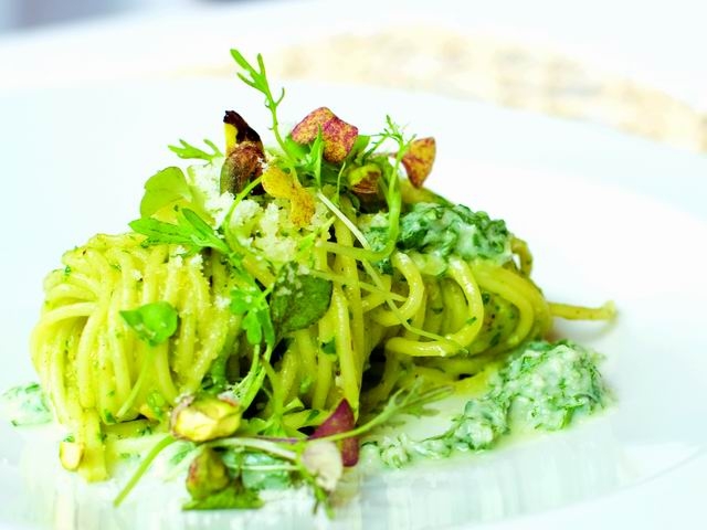 SPAGHETTI CON PESTO DI PISTACCHI AMERICANI E RICOTTA ALLA MENTA