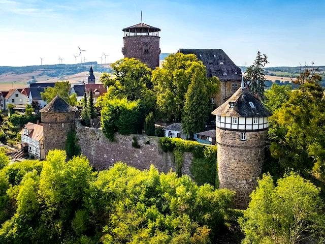 ALLA SCOPERTA DELLA TORRE DI RAPUNZEL: UN VIAGGIO TRA FIABA E REALTÀ