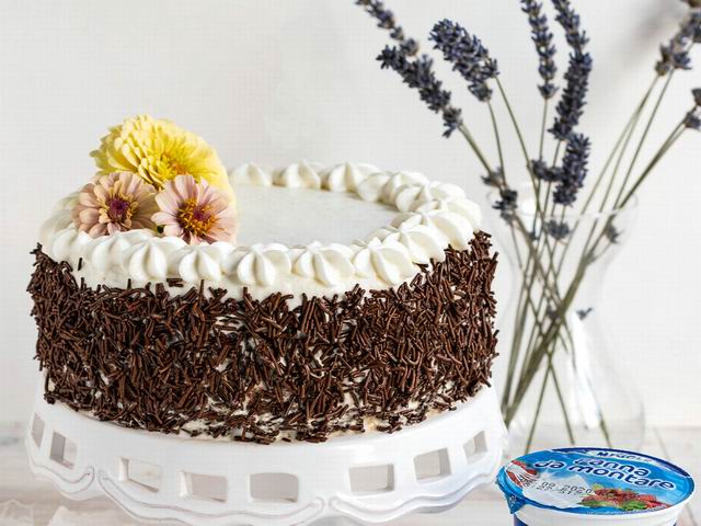 Torta al cioccolato fondente con panna montata - Ricette Granarolo